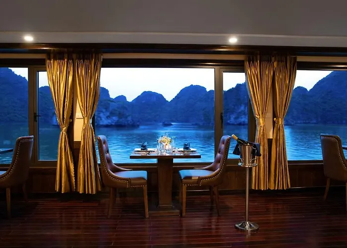 Botel La Pandora Cruises 4*