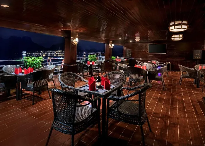 La Pandora Cruises Botel 4*