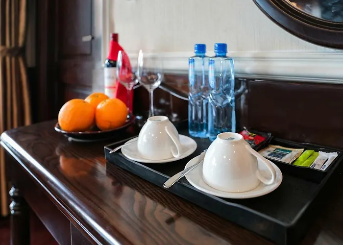 Botel La Pandora Cruises 4*