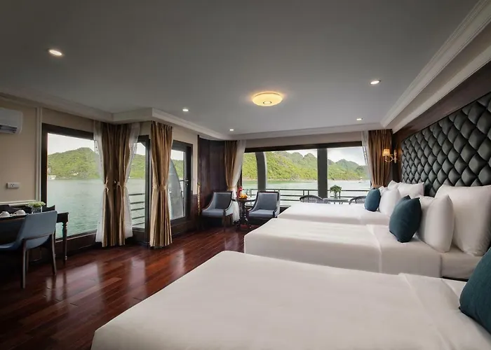 La Pandora Cruises Botel 4*